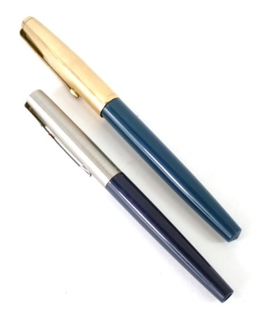 A Parker fountain pen, in turquoise casing with gold nib, and a Parker fountain pen with dark blue body and stainless steel top. (2)