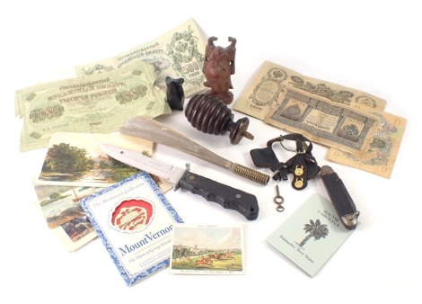 Miscellaneous trinkets and curios, comprising carved wooden Buddha, eastern and Arabic banknotes, imitation horn handled pen knife, shire horse ornament blinkers, diving blade with serrated edge, and a shoe horn. (1 tray)