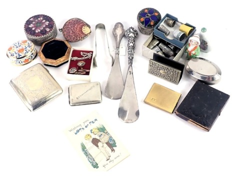 Curios and trinkets, comprising silver plated thimbles, daguerreotype trinket box, silver plated match case, etc. (1 box)