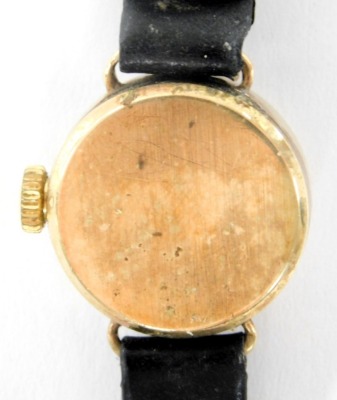 A mid century Accurist 9ct gold cased lady's circular wristwatch, champagne dial bearing Arabic numerals at 12 and 6, on a leather strap. - 3