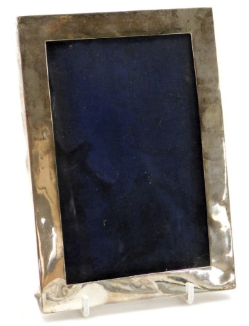 An Edward VII silver strut photograph frame, of plain rectangular form, London 1908, aperture 17cm x 11cm, frame 21cm x 14.5cm. (AF)