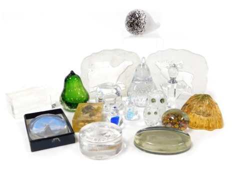 A group of glass paperweights and ornaments, including intaglio sculptures of a polar bear, and a moose, Swarovski crystal owls, scent bottle and stopper, and three weights formed as fruit. (a quantity)