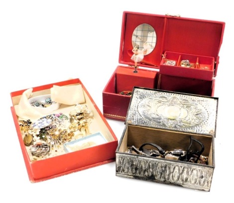 Silver and costume jewellery, including lady's wristwatches, brooches, gold plated lockets, cameo brooches, etc. (a quantity)