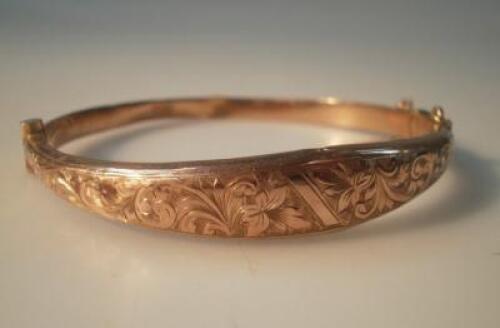 An early 20thC 9ct gold bangle