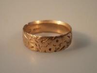 An Edwardian 18ct gold wedding band