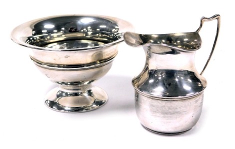 An Edward VII silver sugar bowl, Birmingham 1909, and an Edward VII silver cream jug, Chester 1910, 3.22oz.