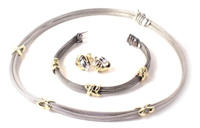 A jewellery suite, comprising two strand necklace and bracelet, in white gold with yellow gold crossover section, stamped 18kt Italy, the necklace 32cm long, the bracelet 18cm long, and a pair of bi-colour crossover earrings, yellow gold stamped 18kt Ital