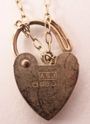 A 9ct gold curb link bracelet, with safety chain and heart shaped padlock, 16cm long, 7.9g. - 2