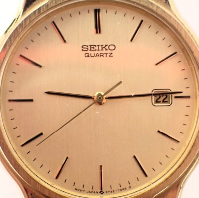 A Seiko gent's wristwatch, with a gold finish dial and date aperture, with gold coloured finish bracelet, on a stainless steel back number 9N0679, the dial 3cm diameter, with additional links, boxed. - 2