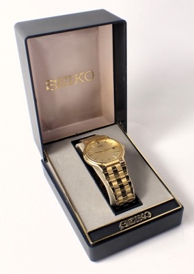 A Seiko gent's wristwatch, with a gold finish dial and date aperture, with gold coloured finish bracelet, on a stainless steel back number 9N0679, the dial 3cm diameter, with additional links, boxed. - 5