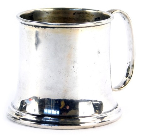 An Edward VII silver christening mug, of cylindrical form with out swept base, Mappin & Webb, London 1908, 3.30oz, 7cm high.