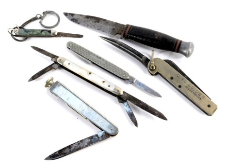 A group of fruit and other knives, Girl Guides knife No 494338, mother of pearl fruit knife, etc. (a quantity)