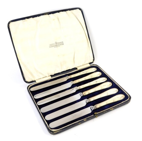 A set of silver handled tea knives, the blades stamped Alexander Clark Co Limited Sheffield, the silver handles marked for Sheffield 1926, in fitted case.