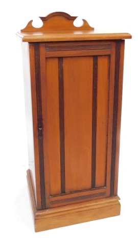 A late Victorian mahogany pot cupboard, with a carved raised back, the top with a moulded edge above a line carved door, on plinth base, 84cm high, 39cm wide, 36cm deep.