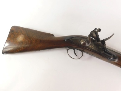 A late 18th/early 19thC blunderbuss, with part faceted steel barrel, walnut stock, and engraved with lion and numbered 3, 52cm long. - 6