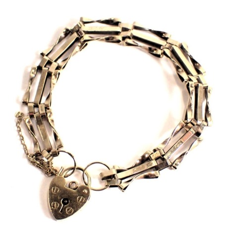 A 9ct gold gate bracelet, of three bar design with safety chain and heart shaped padlock, 16cm long, 7.3g.