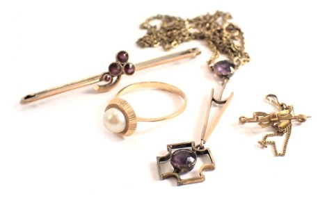 Assorted jewellery, comprising a bar brooch set with garnets in three leaf clover design, stamped 9ct, 5.5cm wide, a dress ring set with cultured pearl, Art Nouveau style pendant on plated mount and chain. (a quantity)