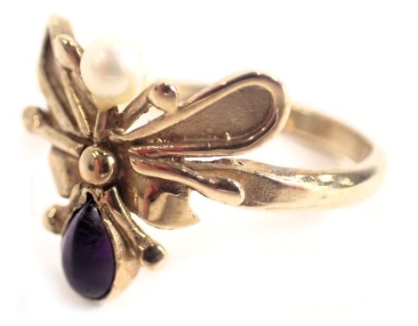 A 9ct gold bee dress ring, the central bee design set with amethyst and cultured pearl ring size O, 2.9g all in.