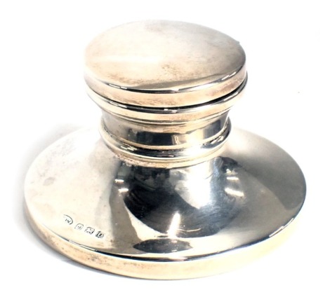 A George VI silver capstan shaped inkwell, with loaded base, Birmingham 1938, 8.5cm diameter.