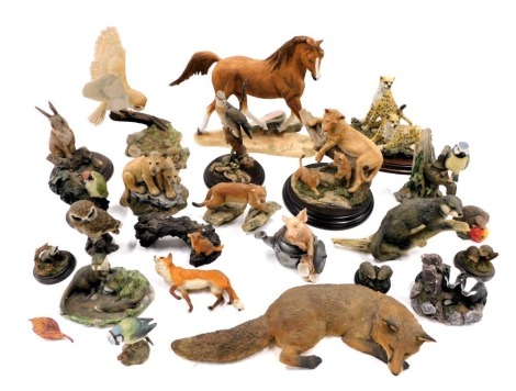 A quantity of animal ornaments, to include Sheraton and Simpson lion cubs, Country Artists osprey, Leonardo Collection leopards, Country Artists lion cubs, Sheraton and Simpson horse, Beswick and other birds, etc. (3 trays)