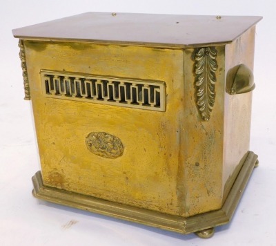 An Edwardian brass coal box, the canted rectangular lid enclosing a liner with a pierced frieze and a cast paterae, 38cm wide. - 2