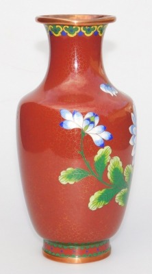 A Chinese iron red ground cloisonne enamel vase, of baluster form, decorated with blue flowers within a ground of gilt stars, 20.5cm high, and similar bowl, 16cm wide. (2) - 5