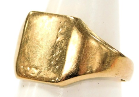 A 9ct gold signet ring, size K/L, 3.7g.