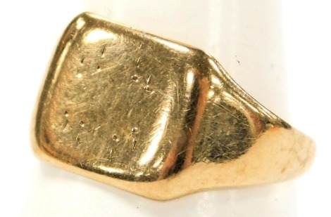 A 9ct gold signet ring, size P, 3.2g.