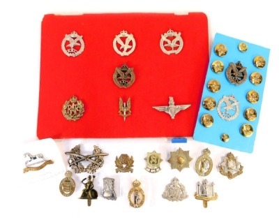 A group of military cap badges, buttons, etc., to include East Surrey Regiment, Cambridgeshire Regiment, 3rd Kings Own Hussars, Derbyshire Yeomanry, etc.