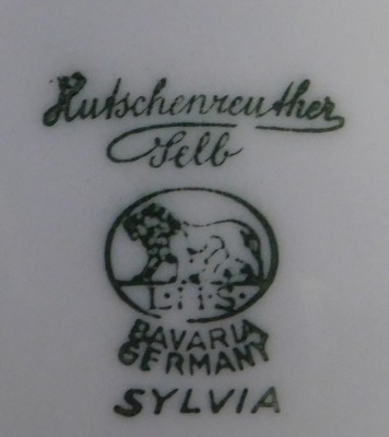 A Bavarian Sylvia pattern part dinner service, comprising two tureens and lids, set of three graduated meat plates, sauce tureen, five side plates, five medium plates and five dinner plates. - 3