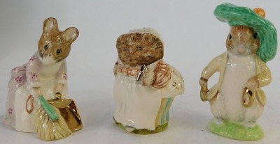 Three Beswick figures, comprising Mrs Tiggy-Winkle gold, Hunca Munca Sweeping gold, and Benjamin Bunny gold, boxed. (3) - 2