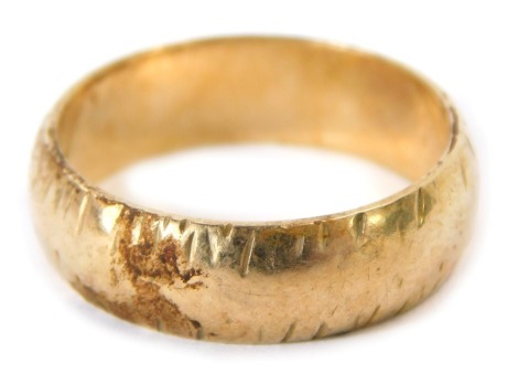 A 9ct gold wedding band, with etched outer band, 3.8g.