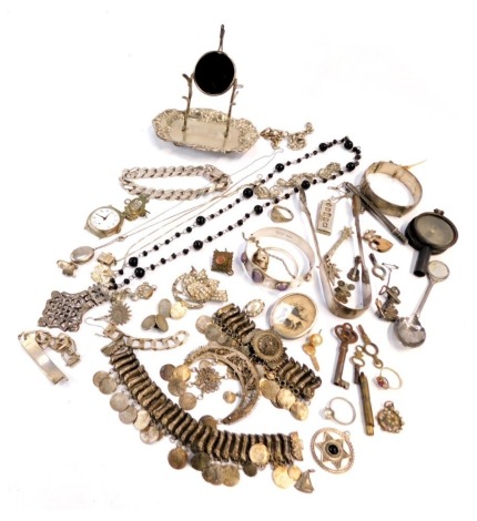 A group of silver and other jewellery, to include hinged bangles, Middle Eastern white metal bracelets, silver curb link chain, silver ingot pendant, etc. (a quantity)