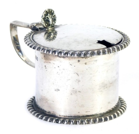 A George V silver 'drum' mustard pot, with a gadrooned border, liner lacking, Birmingham 1919, 5.02oz.