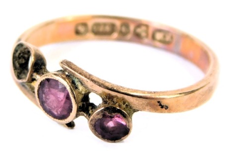 A George V 9ct gold and amethyst three stone ring, in a crossover setting, one stone lacking, Chester 1915, 1.5g.