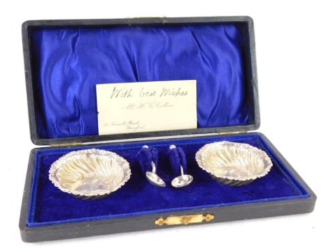 A pair of Edward VII silver open salts, embossed with spiral fluting, with spoons, cased, Birmingham 1902, 0.58oz.