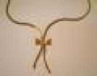 A 9ct gold flat link necklace with bow to front