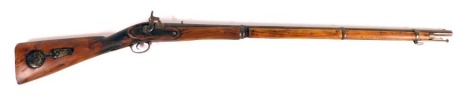 A 19thC Brown Bess type musket, with walnut stock, brass trigger guard and ring mount bindings, with ram rod, 133cm long.