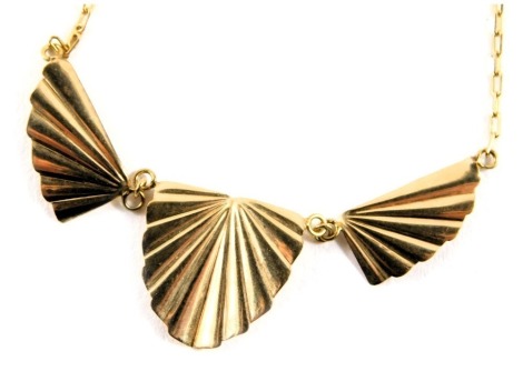 A 9ct gold fan design necklace, of tri-sectional design, with box links, 40cm long, 1.7g.