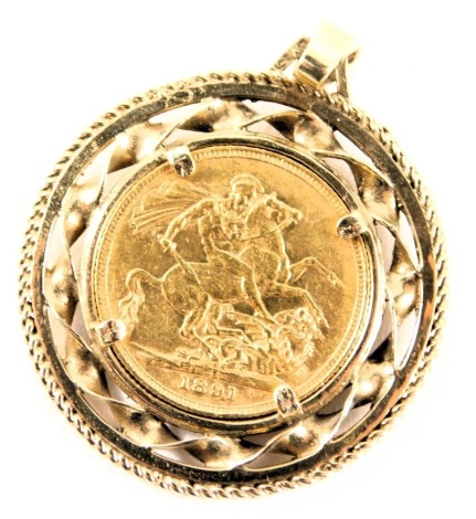 A Victorian full gold sovereign pendant, dated 1891, in a 9ct gold twist design pendant mount, 4cm diameter, 15.6g.