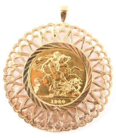 An Elizabeth II full gold sovereign and pendant, dated 1980, with fan design circular pendant, yellow metal stamped 375, 4cm diameter, 15.3g.