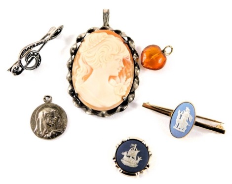 A group of jewellery, comprising a silver framed cameo brooch, a 9ct gold and blue Wedgwood jasperware set bar brooch, 3.5cm wide, a silver and marcasite musical note brooch, 3cm high, a Wedgwood blue jasperware button in plated frame, a white metal St Ch