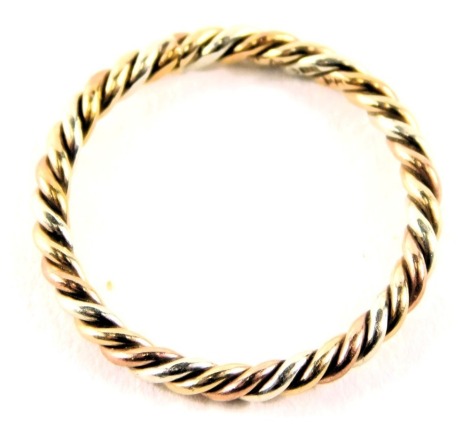 A bicolour twist ring, yellow metal stamped 375, ring size O, 1.9g.