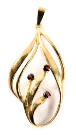 A 9ct gold twist design pendant, set with three garnets, 3cm high, 1.8g.