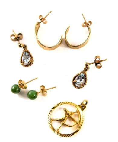 A group of 9ct gold and other jewellery, comprising a 9ct gold crossbow circular pendant, pair of 9ct gold and aquamarine set drop earrings, pair of 9ct gold hoops, and a pair of yellow metal jade set studs, unmarked, 3.9g all in. (AF)