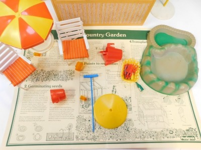 Sindy by Pedigree, Sindy's garden swing, boxed, a Sindy rotary washing line, a Sindy greenhouse, Sindy patio furniture, Sindy pond, etc. (a quantity) - 3