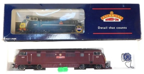 A Bachmann Branchline OO gauge Class 42 Warship diesel locomotive, Fox Hound, D817, BR maroon livery, 32-050, boxed.