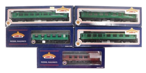 Bachmann Branchline OO gauge coaches, comprising 34-525 63ft Bulleid corridor 2nd, BR green livery, 34-550 63ft Bulleid corridor composite coach, BR malachite green, 34-575 63ft Bulleid open Second Class, BR malachite green livery, 39-228A BR Mk1 brake co