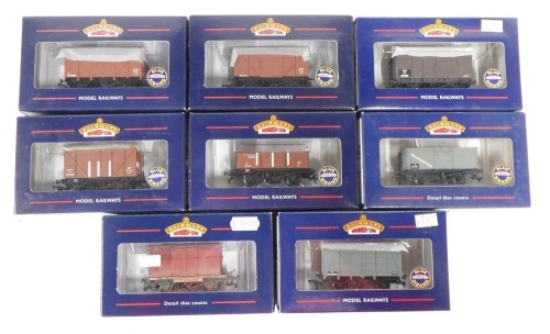 Bachmann Branchline OO gauge rolling stock, including 37-726B 12 tonne ventilated van, BR Bauxite, 37-900 12 tonne planked end shock absorbing van, BR brown, 33-326A conflat with BD container, BR crimson weathered, etc., boxed. (8)