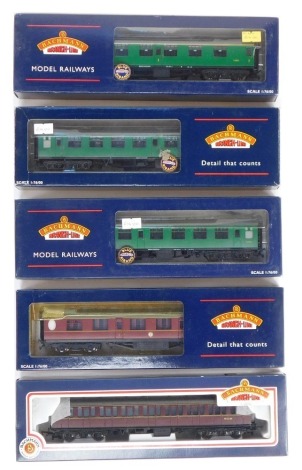 Bachmann Branchline OO gauge coaches, comprising 39-153A BR Mk 1 corridor First FK, SR green livery, 39-028A BR Mk1 corridor SKSR green livery, S24311, 34-604, 57ft BR Mk 1 Suburban, maroon livery, 39-028B BR Mk 1 corridor SKSR green livery, and 34-478 63